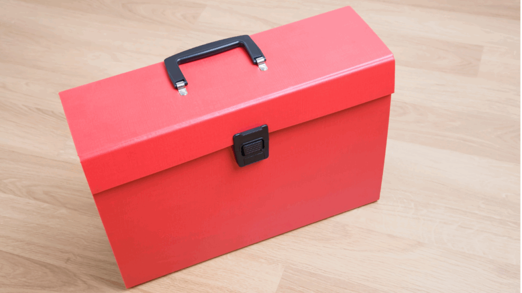 Czerwona teczka bezpieczeństwa - To Twój "mapnik ratownika" - coś, po co można sięgnąć, gdy życie nagle wpycha Cię do zimnej wody.