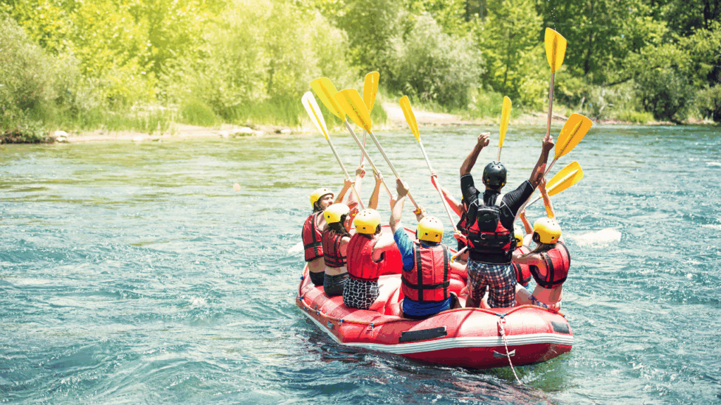 Rodzina płynie tratwą symbolizującą plan finansowy „Dom na start bez kredytu”, który daje stabilność i bezpieczeństwo na drodze do własnego domu.

