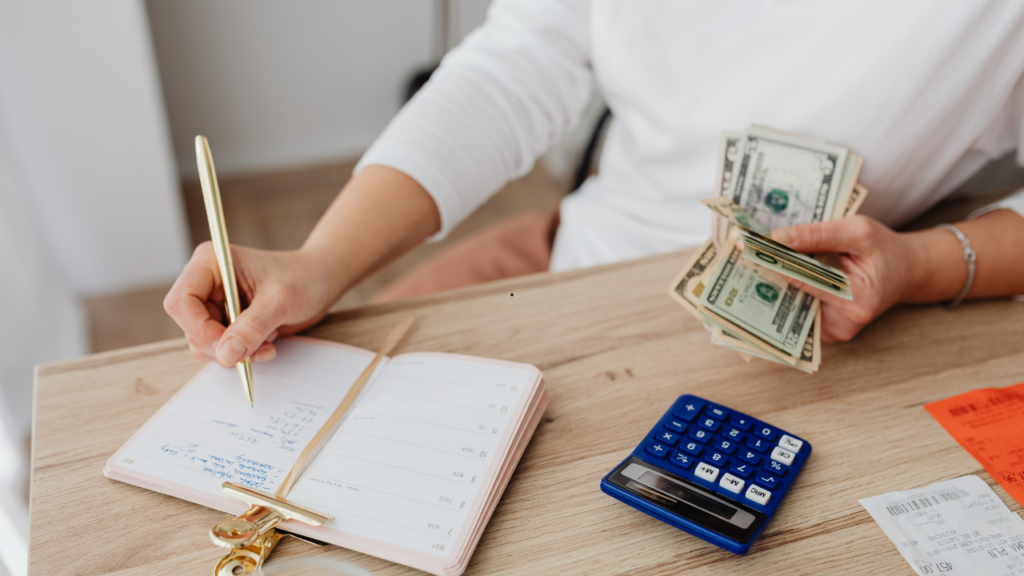 Jak prowadzić budżet domowy w zeszycie w praktyce - przykłady z życia